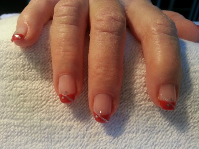 Ongles en gel avec french rouge + décor trait pailleté argenté et petites strass paillettes forme carré