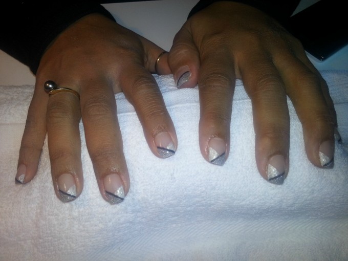 Ongles en gel avec french en V 2 couleur blanc nacré et pailleté argent + trait noir de séparation forme carré